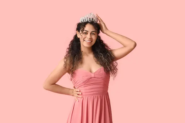 Gyönyörű Fiatal Afro Amerikai Stílusos Báli Ruha Tiara Rózsaszín Háttér — Stock Fotó