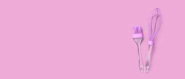 Metin için alanı olan leylak arkaplan üzerinde mutfak aletleri pişiriliyor