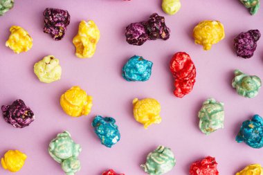 Leylak arkaplanda tatlı renkli patlamış mısır