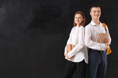 Tahta arka planda kitapları ve sırt çantaları olan öğrenciler. Okul kavramının sonu