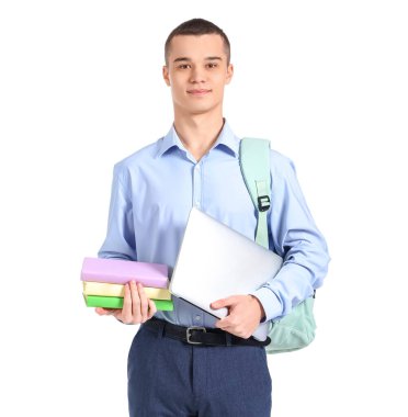Beyaz arka planda kitapları ve dizüstü bilgisayarı olan bir erkek öğrenci. Okul kavramının sonu