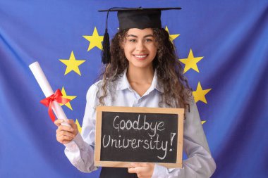 Diploma ve karatahta taşıyan Afrika kökenli Amerikalı bayan öğrenci, AB bayraklarında GOODBYE ÜNİVERSİTESİ