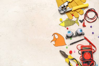 Elektrikçi malzemesi ve arka planda parti dekoru olan bir kompozisyon. 1 Nisan şakası