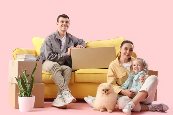 Счастливая Семья Коробками Диваном Розовом Фоне — стоковое фото