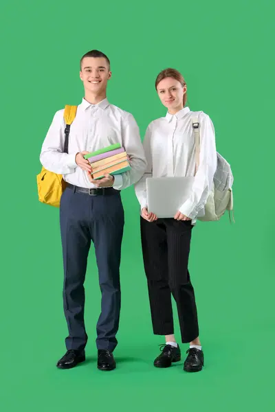 Studenti Knihami Notebookem Zeleném Pozadí Koncept Konce Školy — Stock fotografie
