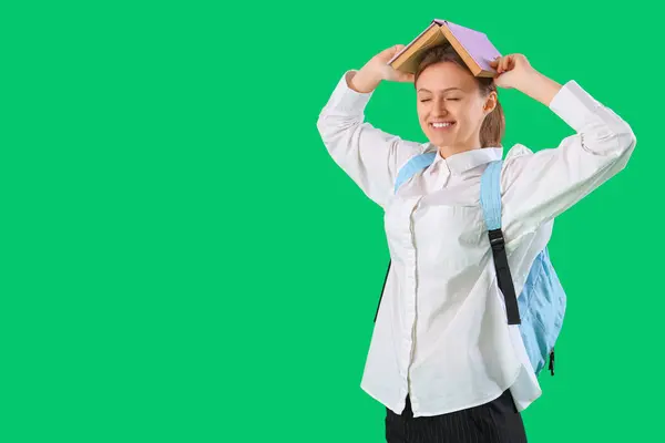 Kvinna Student Med Bok Huvudet Mot Grön Bakgrund Begreppet Skolavslutning — Stockfoto
