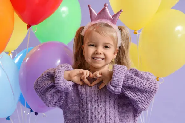 Gelukkig Glimlachen Klein Meisje Maken Hart Met Haar Handen Ballonnen — Stockfoto