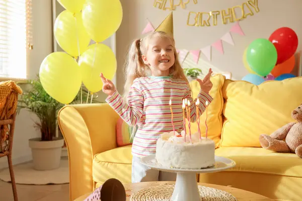 Schattig Klein Meisje Feestmuts Met Taart Ballonnen Decoraties Voor Verjaardag — Stockfoto