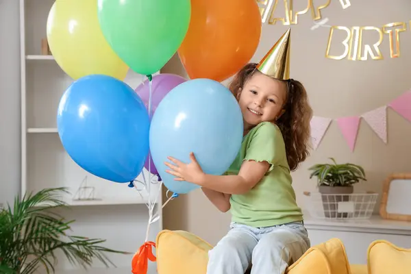 Schattig Klein Meisje Zittend Bank Feestmuts Met Ballonnen Decoraties Voor — Stockfoto