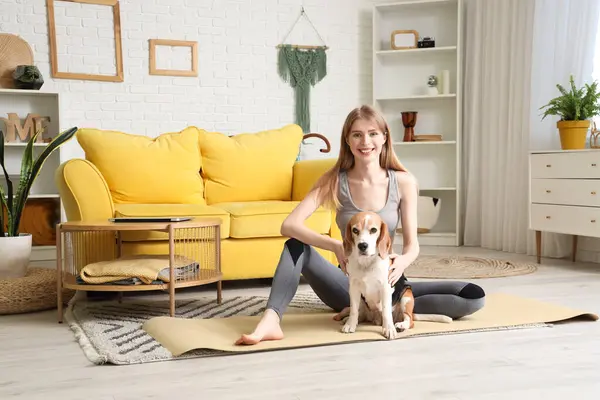 Giovane Donna Sportiva Con Cane Beagle Seduto Sul Tappetino Yoga — Foto Stock
