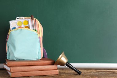 Tahtaya karşı resim malzemeleriyle dolu sırt çantası.