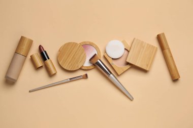 Bej arka planda kozmetik ürünler seti. Üst görünüm