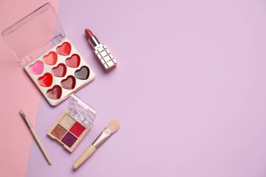 Eflatun arka planda kozmetik ürünler. Üst görünüm