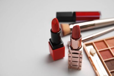 Gri arkaplanda ruj ve kozmetik ürünler