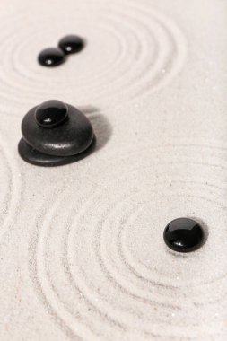 Japon kaya bahçesinde çizgileri olan kumdaki taşlar. Zen kavramı