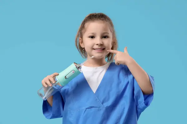 Bonito Pouco Dentista Com Oral Irrigador Azul Fundo — Fotografia de Stock