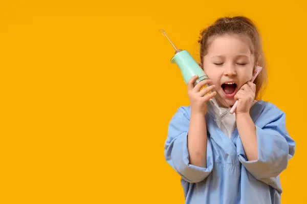Dentista Bonito Pouco Com Irrigador Oral Escova Dentes Fundo Amarelo — Fotografia de Stock