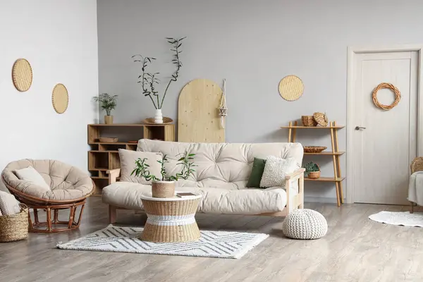 Interior Bergaya Ruang Tamu Terang Dengan Batang Bambu Atas Meja — Stok Foto