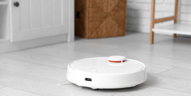 Modern robot süpürgesi odada yerde.