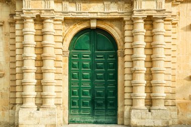 Tahta kapılı eski binanın manzarası