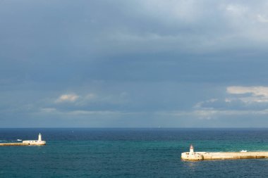 Deniz fenerleri ve bulutlu gökyüzü ile güzel deniz manzarası