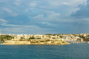 Eski binaları olan güzel deniz ve şehir manzarası