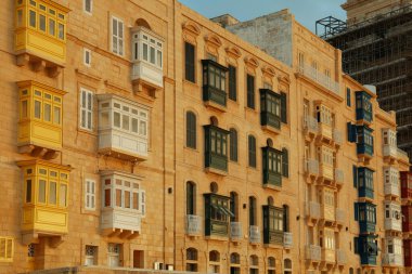 Balkonları olan eski güzel bir bina.