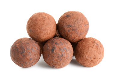 Beyaz zemin üzerine lezzetli çikolata truffles