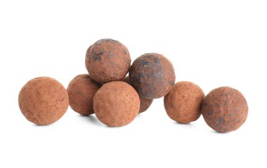 Beyaz zemin üzerine lezzetli çikolata truffles