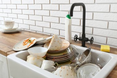 Mutfakta kirli bulaşıklarla batacaksın.