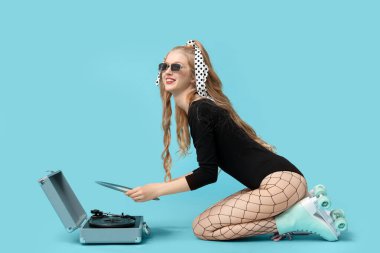 Klasik paten giyen güzel genç bir kadın ve mavi arka planda pikabı var.