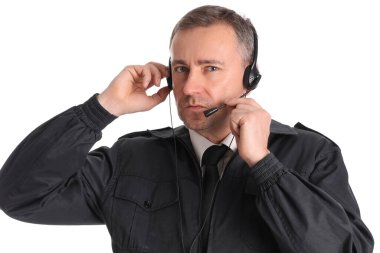 Beyaz arka planda kulaklık takmış olgun bir FBI ajanı.