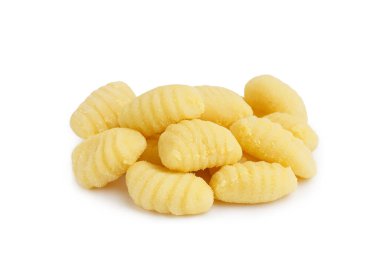 Beyaz arkaplanda lezzetli gnocchi yığını