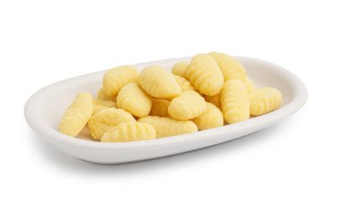 Beyaz arka planda lezzetli gnocchi tabağı