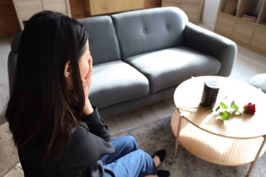 Yas tutan genç kadın cenazede ağlıyor, yakın plan.