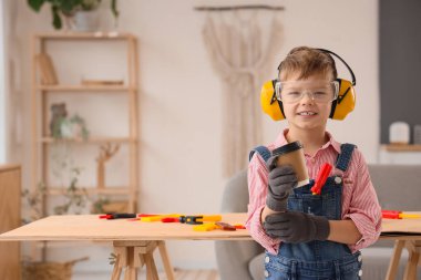 Odasında bir fincan kahve olan şirin bir müteahhit.