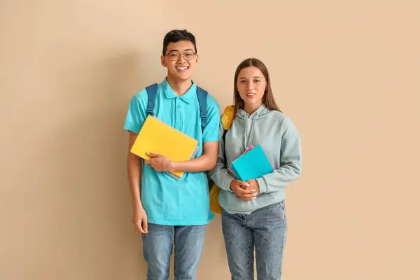 Šťastní Studenti Batohy Notebooky Béžovém Pozadí — Stock fotografie
