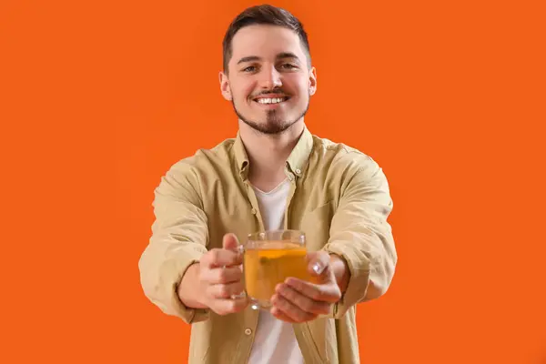 Молодий Чоловік Чашкою Лимонного Чаю Помаранчевому Фоні — стокове фото