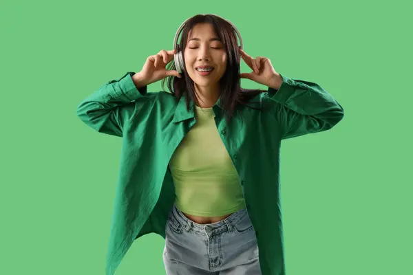 Asiatique Jeune Femme Écoute Musique Dans Les Écouteurs Sur Fond — Photo