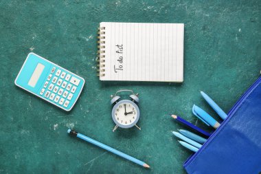 Yeşil arkaplan üzerinde 