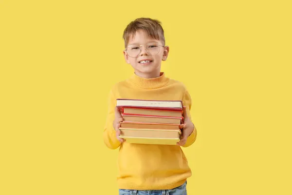 Netter Kleiner Junge Brille Mit Büchern Auf Gelbem Hintergrund Stockbild