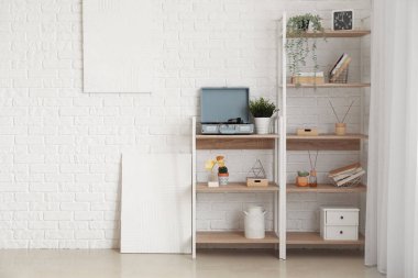 Tahta rafta vinil diski olan kayıt çalar