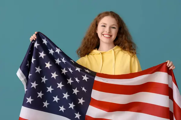 青い背景にアメリカ国旗を持つ若い女性 — ストック写真