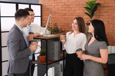 İş arkadaşları ofiste kahve molası veriyorlar.