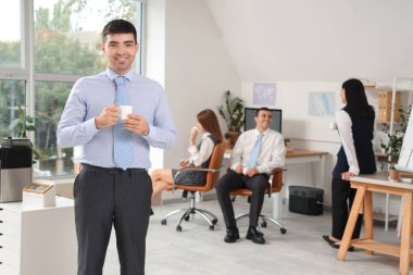 genç işadamı ofiste kahve molası