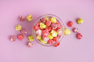 Leylak arkaplanda tatlı renkli patlamış mısır.