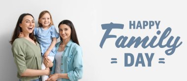 Lezbiyen çiftli pankart ve parlak arka planda evlat edinilmiş küçük bir kız.