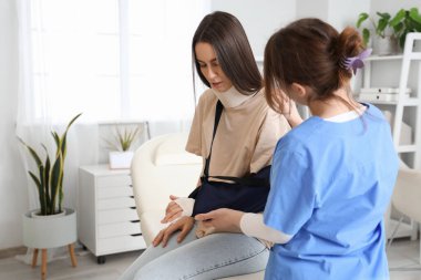 Klinikte geçirdiği kazadan sonra kolu kırık genç bir kadın ve doktor yaralanmış.