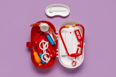 Leylak arka planında ilk yardım setini aç. Üst görünüm