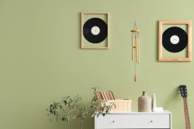 Oturma odasının içinde rüzgar çanı ve vinil disklerle.